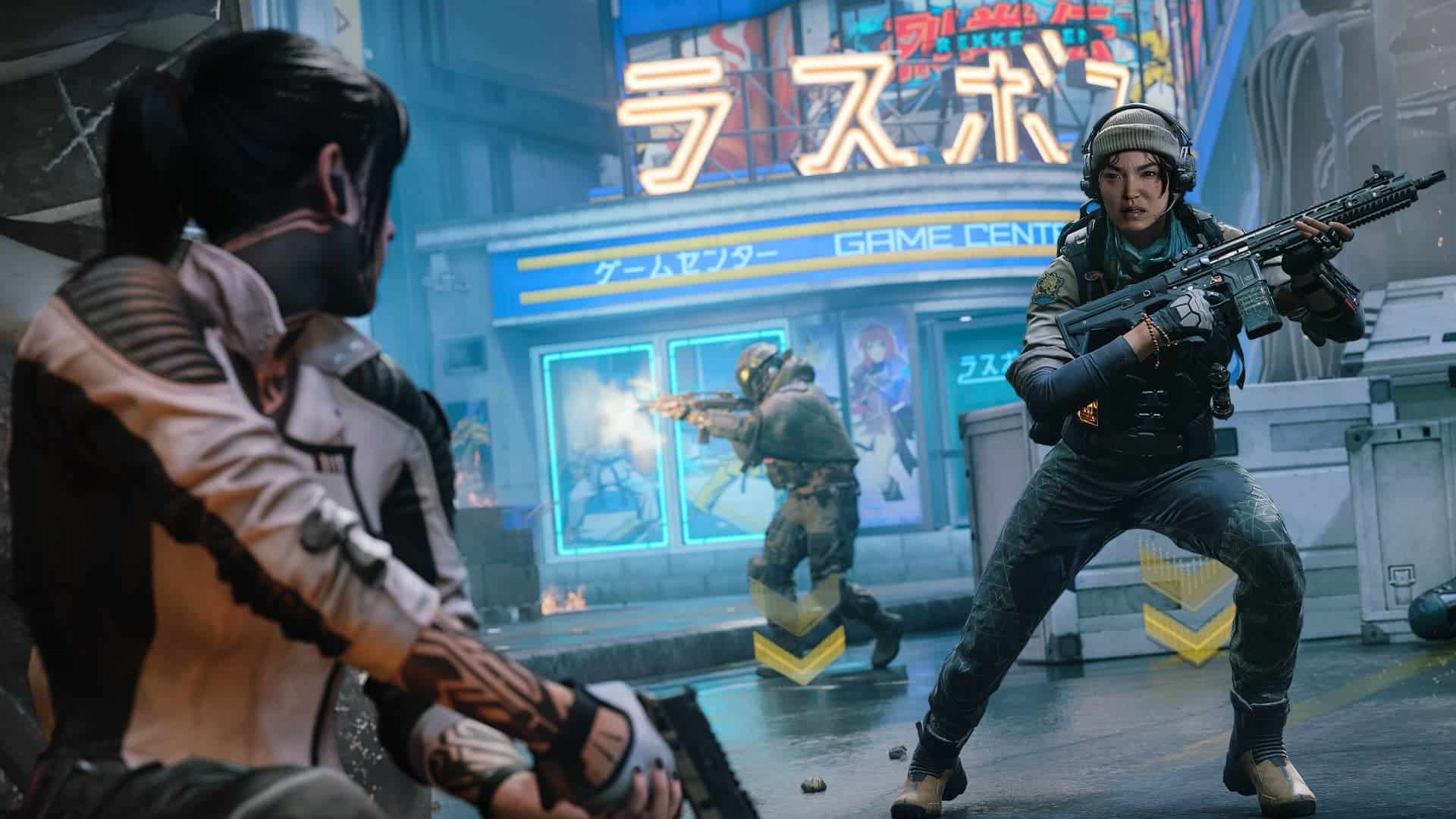 Eine spannende urbane Auseinandersetzung mit einem futuristischen, gepanzerten Soldaten, der in Black Ops 7 ein Gewehr auf eine kauernde Gestalt in einer Cyberpunk-Straße zielt