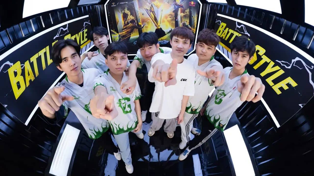Sekelompok tujuh pria muda dengan kaus gaming dan pakaian kasual menunjuk ke arah kamera dengan percaya diri