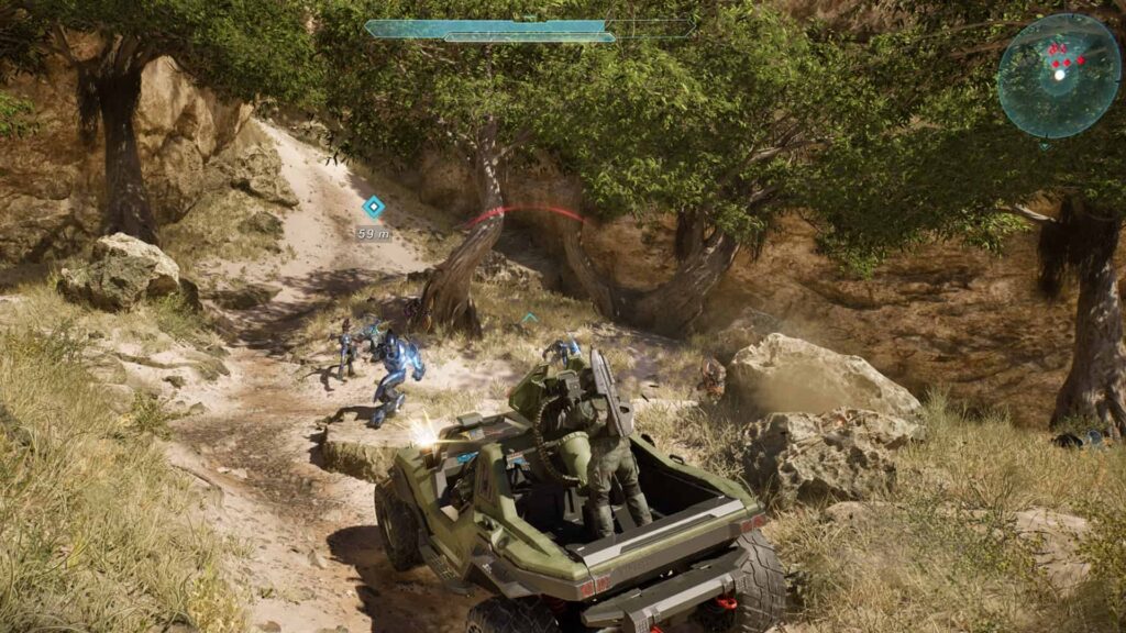 Scena di alone raffigurante una strada accidentata attraverso un canyon con alberi.