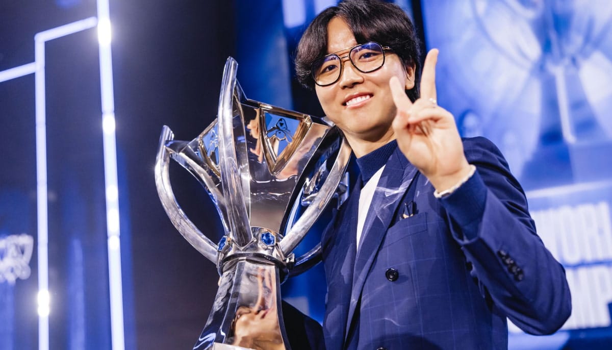 Kim "Roach" Kang-hui with trophy