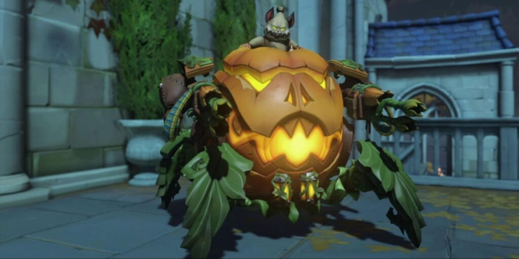 Jack-O'-Lantern steht in einem steinernen Innenhof