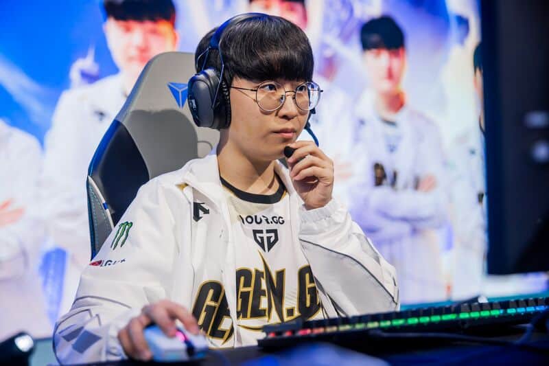 Kim “Kiin” Gi In in a Gen.G jacket