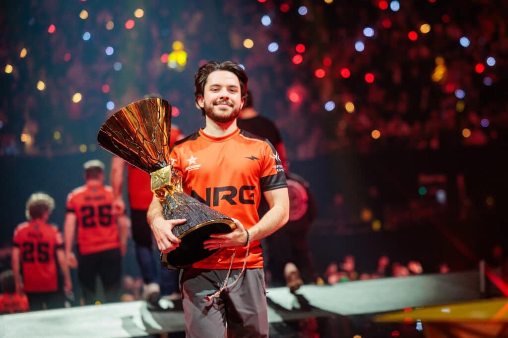 NRG Ethn con Valorant Champions 2025 Trophy