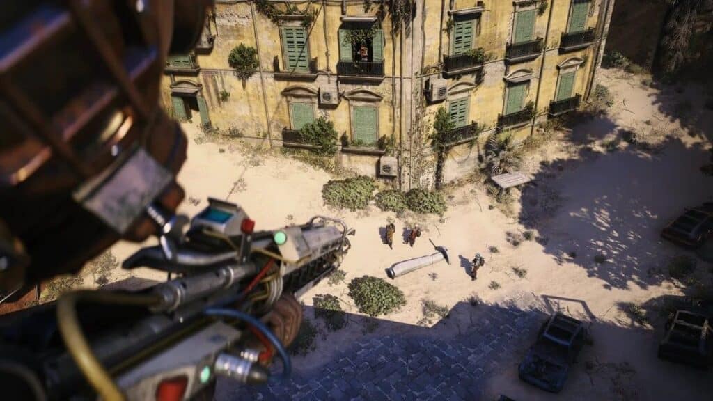 Visuale in prima persona di un giocatore che punta un'arma futuristica da un tetto contro i nemici sottostanti in Arc Raiders.