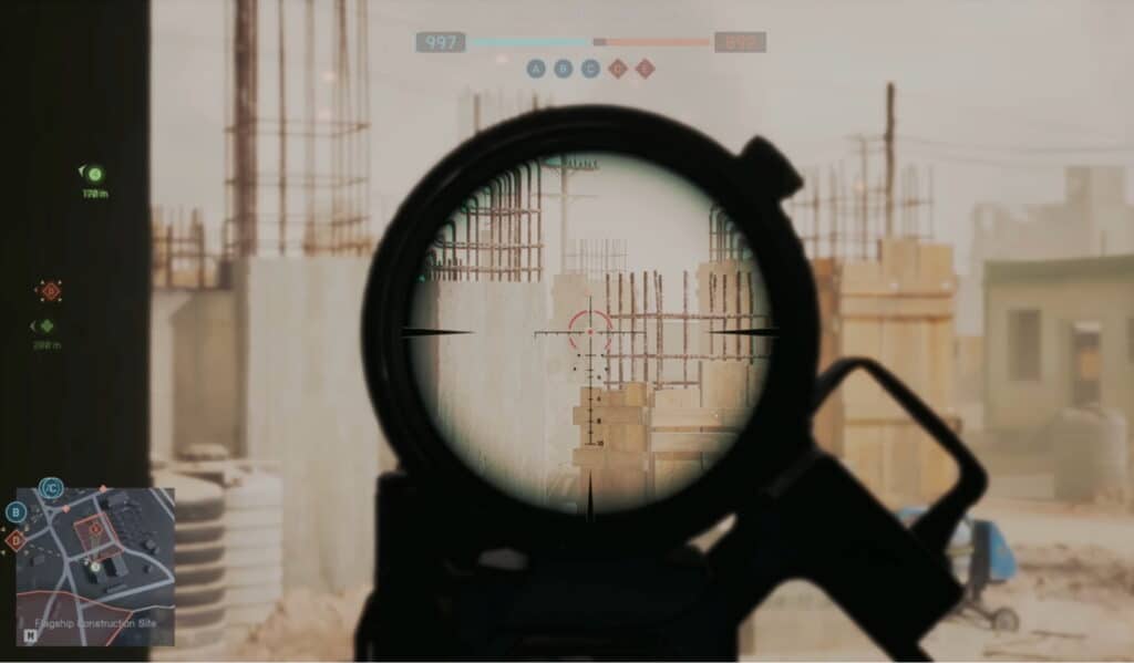 Visão do Battlefield 6 através da mira do atirador Mire no canteiro de obras com vergalhões.