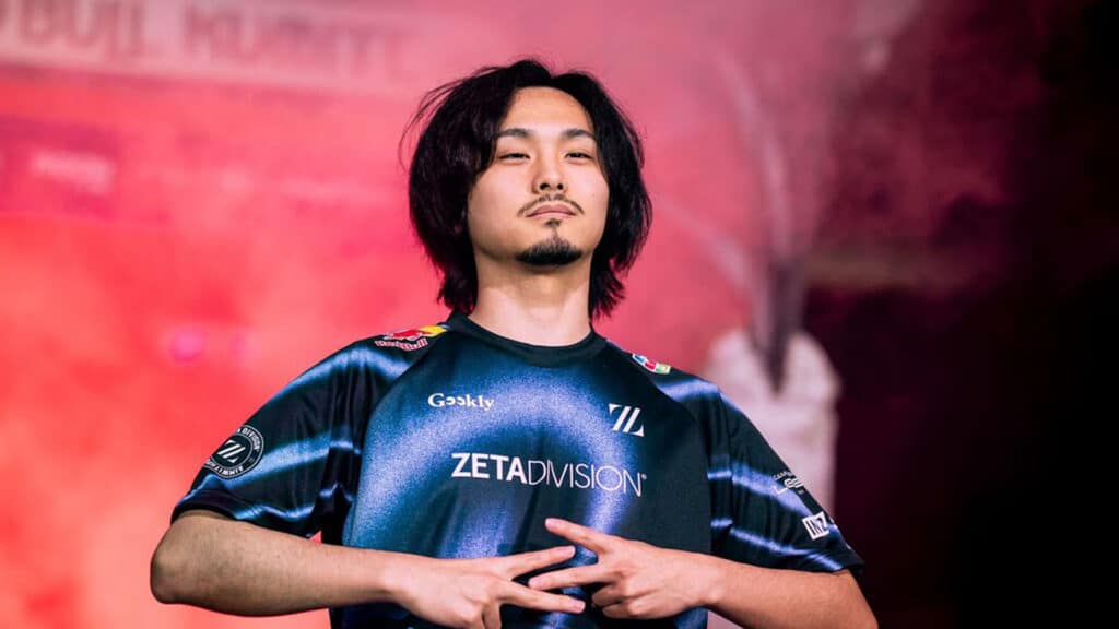 Image of Street Fighter player Kareku standing on stage at Red Bull Kumite 2025