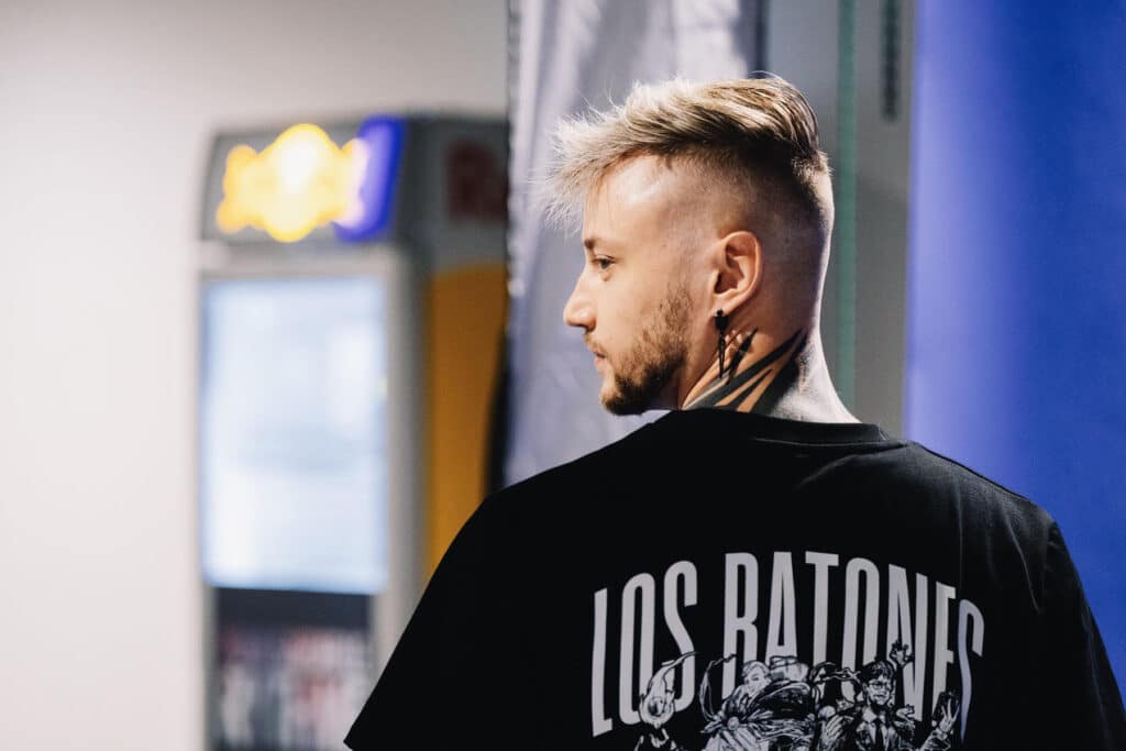 Image of League of Legends player Martin 'Rekkles' Larsson wearing black Los Ratones shirt