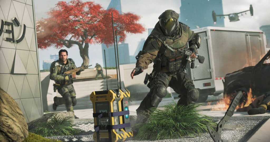 Black Ops 7-Szene im städtischen Umfeld: Zwei Soldaten in taktischer Ausrüstung, einer interagiert mit einem Gerät, der andere zielt mit einer Waffe