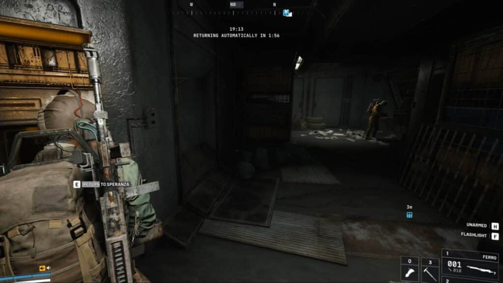 Scena di Arc Raiders in un corridoio industriale poco illuminato. Un personaggio in equipaggiamento tattico è in piedi con una pistola.