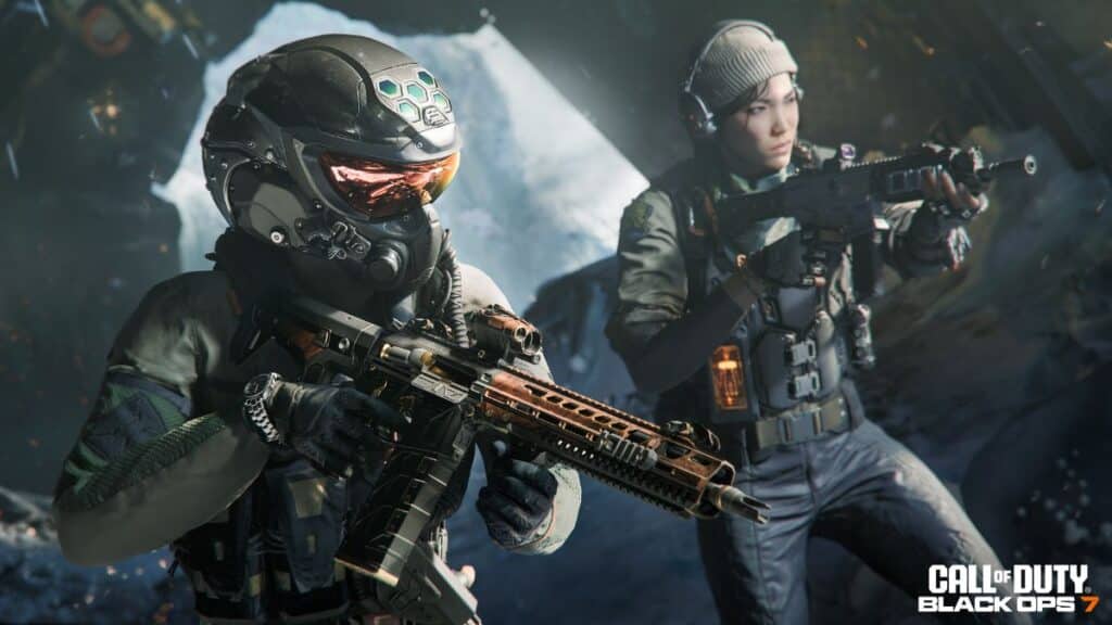 Zwei Soldaten in taktischer Ausrüstung stehen bereit und zielen mit ihren Gewehren auf ein verschneites, futuristisches Schlachtfeld. Die Szene ist intensiv und actiongeladen. "Call of Duty: Black Ops 7" Logo ist in der Ecke