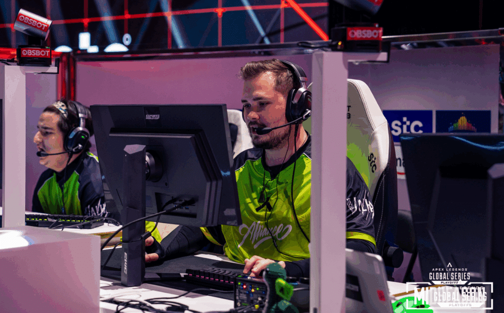Apex Legends Alliance Hakis auf der Bühne der ALGS Year 5 Midseason Playoffs beim Esports World Cup