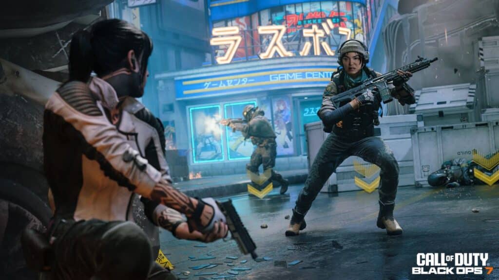 Intensa scena di combattimento urbano tratta da Black Ops 7, con personaggi armati ed equipaggiamento tattico. Le insegne al neon illuminano lo sfondo e trasmettono tensione.