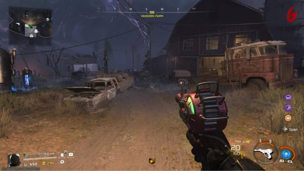 CoD-Szene bei Nacht mit einem Spieler, der eine futuristische Waffe hält. Die Kulisse umfasst verlassene Autos, rustikale Scheunen und einen stürmischen Himmel