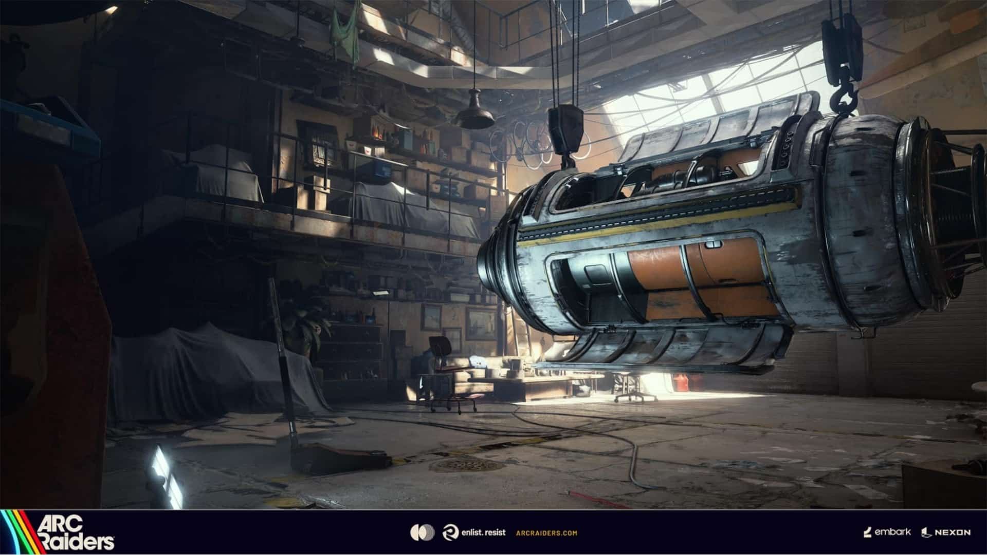 Lagerhaus mit hoher Decke und industriellem Flair sowie einer großen hängenden zylindrischen Maschine in „Arc Raiders“.