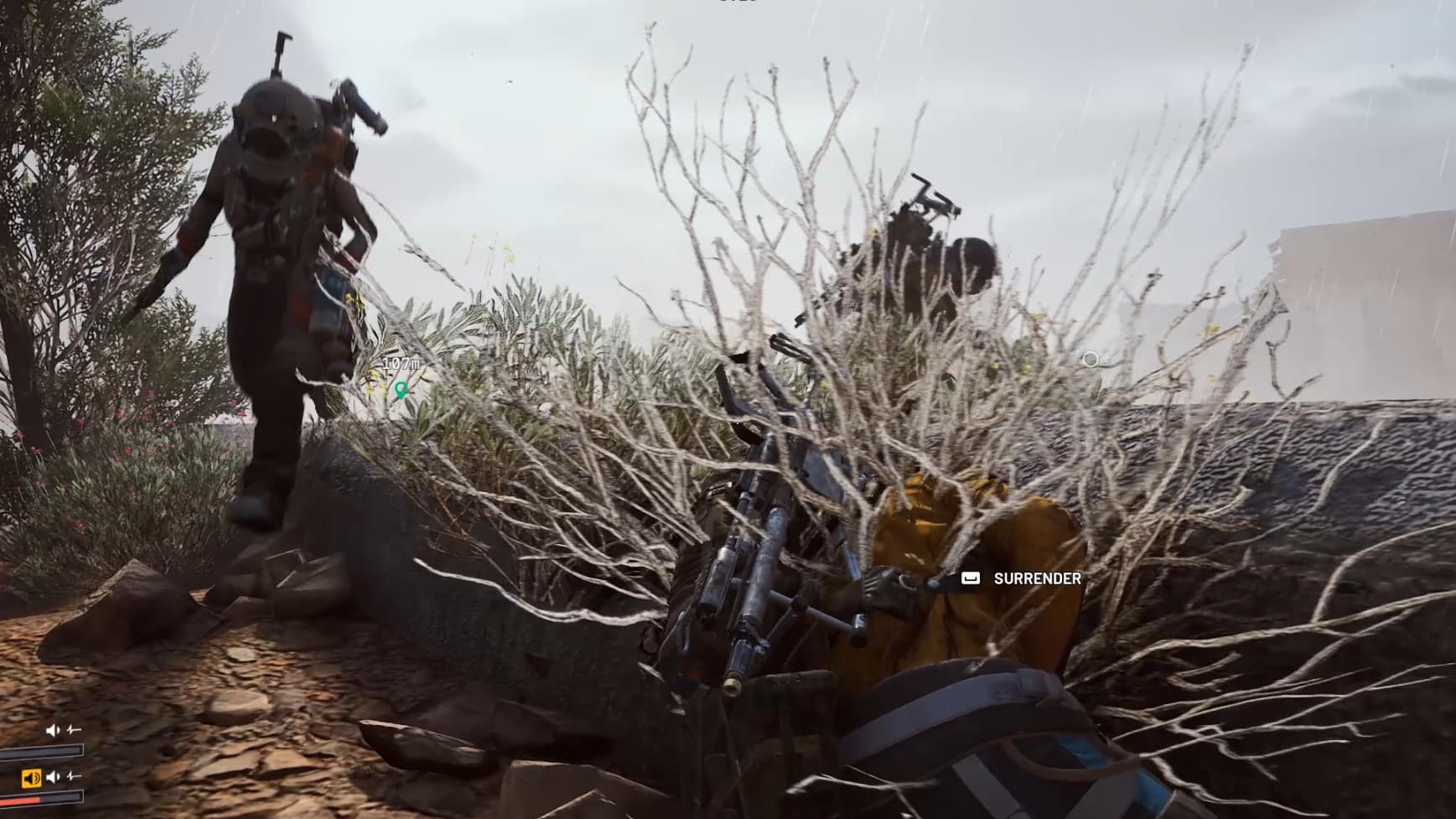 Die Arc Raiders-Szene zeigt einen gepanzerten Charakter, der sich mit einer Waffe hinter einem Busch versteckt