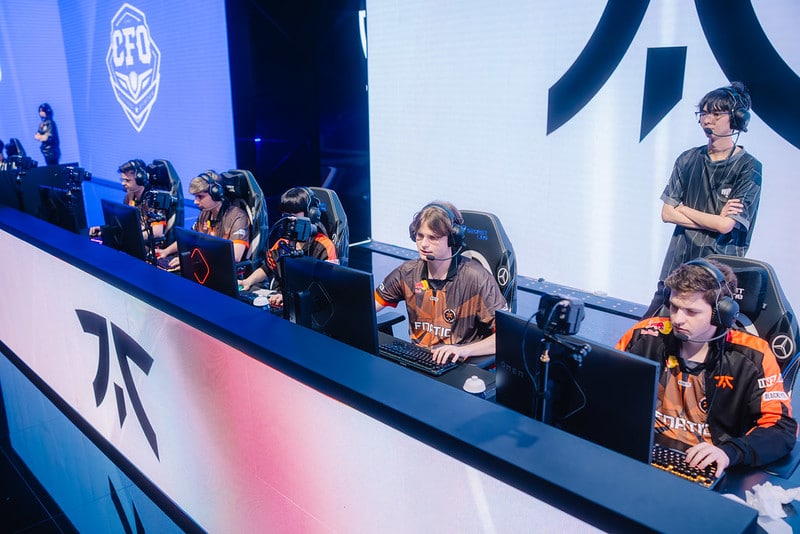 Fnatic nimmt am ersten Tag der League of Legends World Championship 2025 Swiss Stage teil 