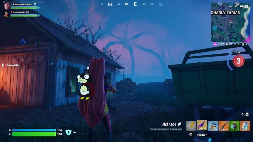 Ein Fortnite-Charakter mit langen rosa Haaren und einem niedlichen Wesen steht in der Dämmerung vor einem schwach beleuchteten, rustikalen Haus