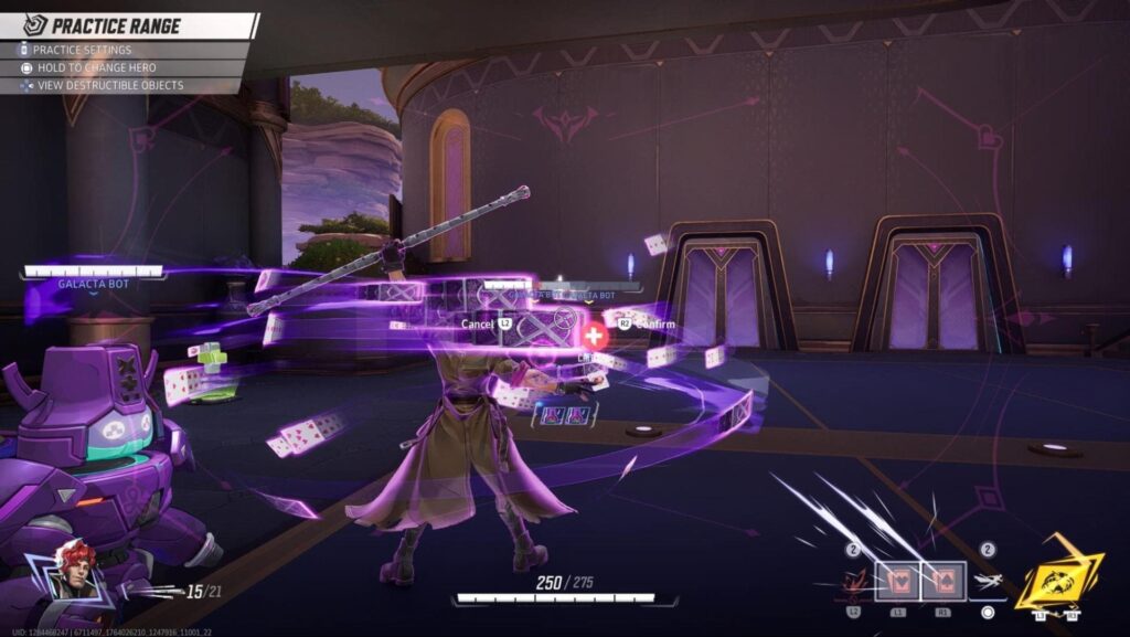 Gambit führt in einem futuristischen, lila gestalteten Raum einen Angriff aus, umgeben von holografischen Spielkarten