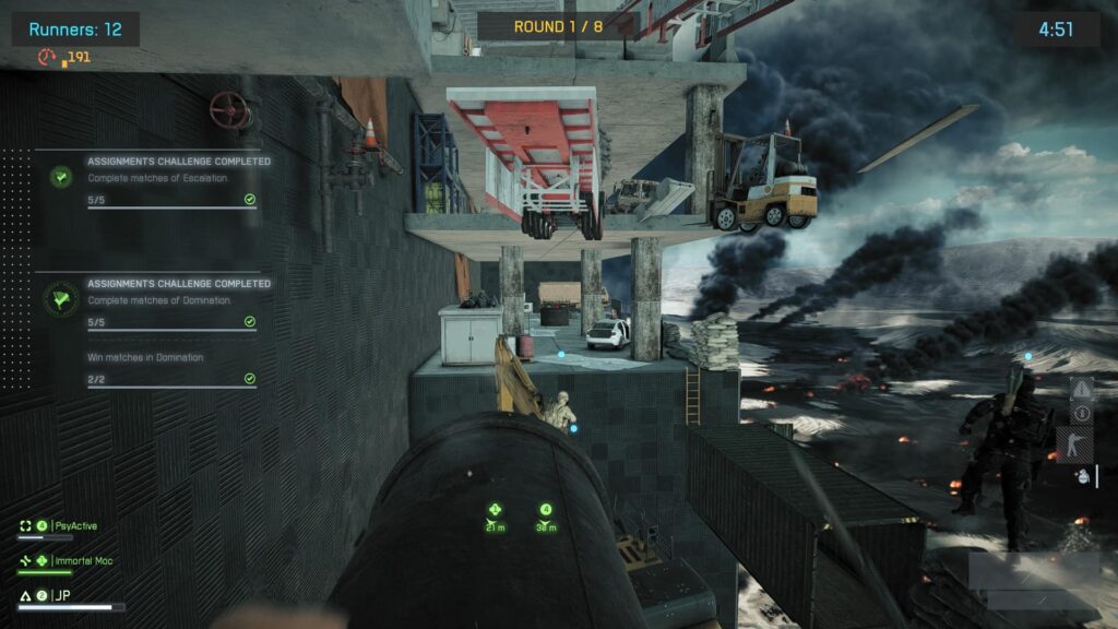 Battlefield 6-Szene mit Spielern, die durch einen auf dem Kopf stehenden Industriekomplex navigieren