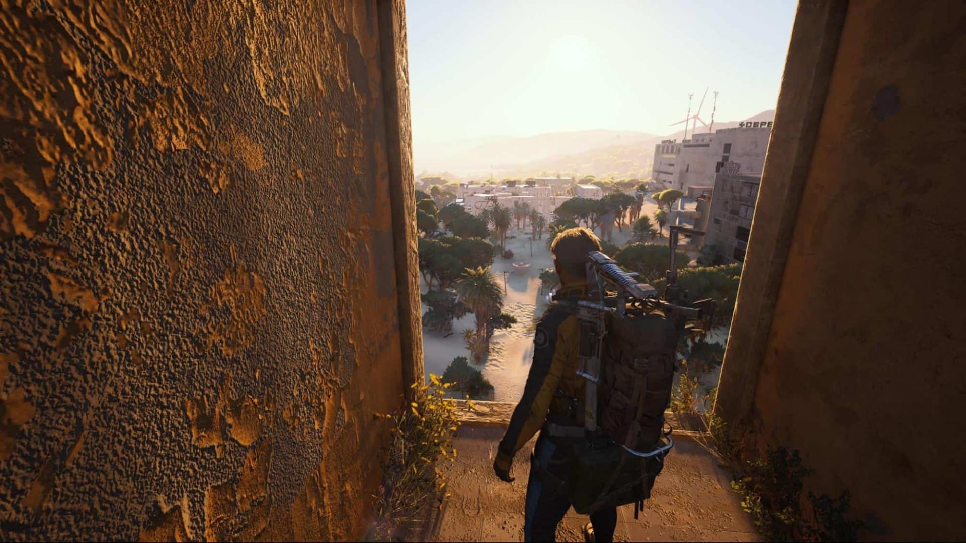 Una persona con uno zaino si trova su una porta che si affaccia su un paesaggio urbano post-apocalittico illuminato dal sole in Arc Raiders.