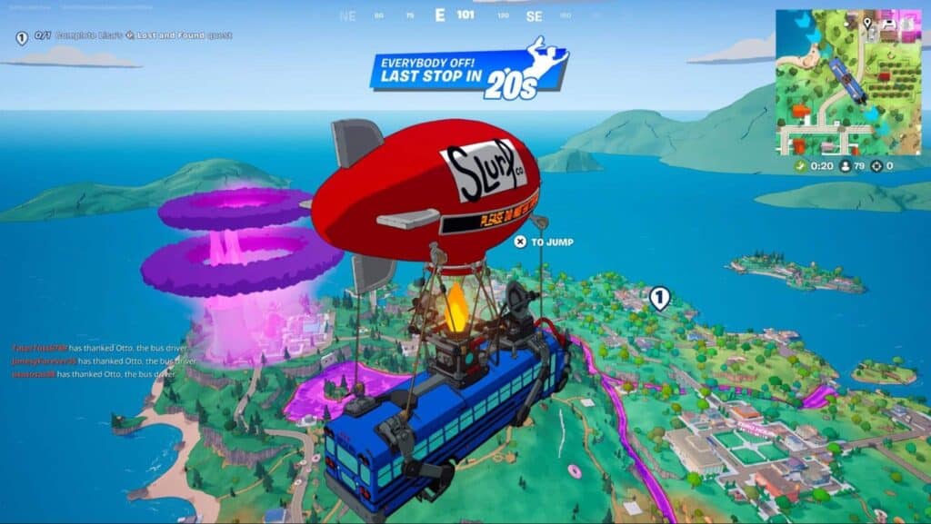 Uma cena de jogo do Fortnite mostra um ônibus de batalha azul com um balão de ar quente vermelho voando sobre uma paisagem vibrante de uma ilha