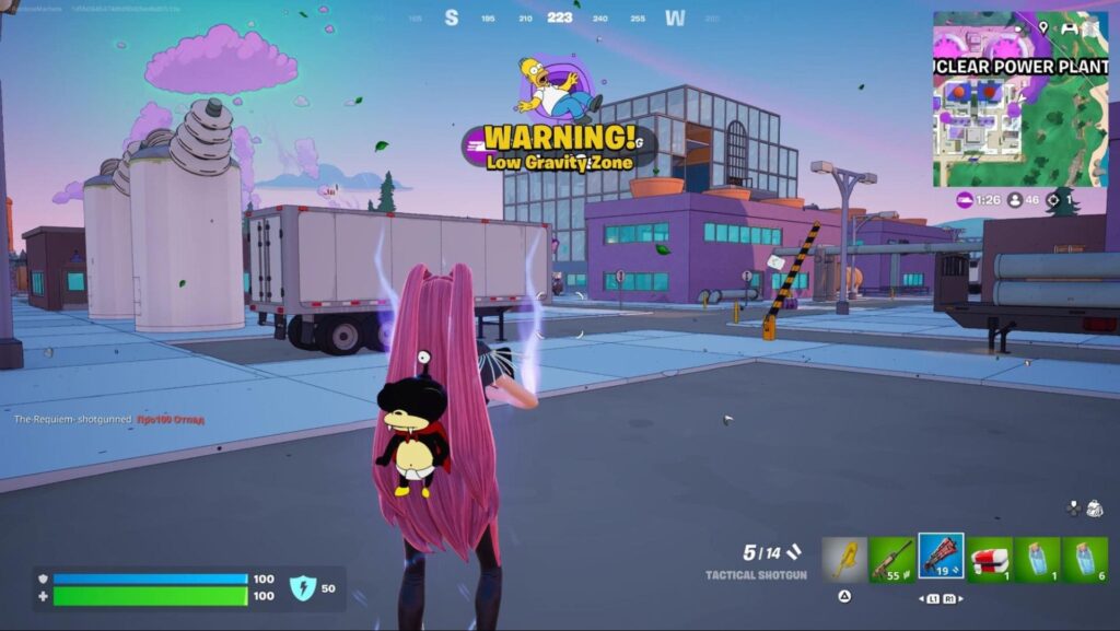 Cena Fortnite x Simpsons apresentando um personagem com longos cabelos rosa em uma área industrial futurista
