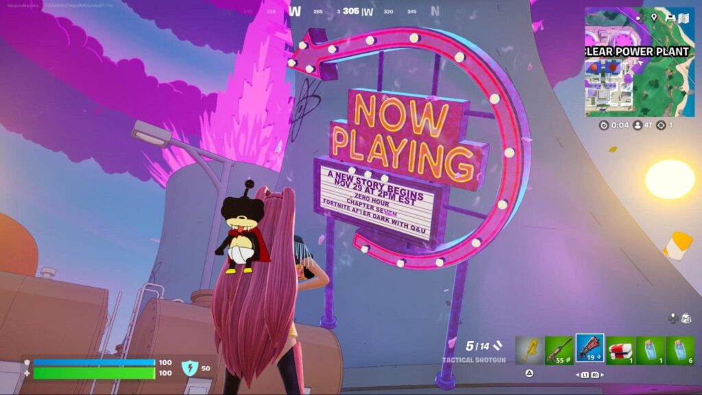 Um personagem de cabelo rosa em Fortnite enfrenta um letreiro de néon retrô que diz "Agora jogando" contra um céu roxo vibrante