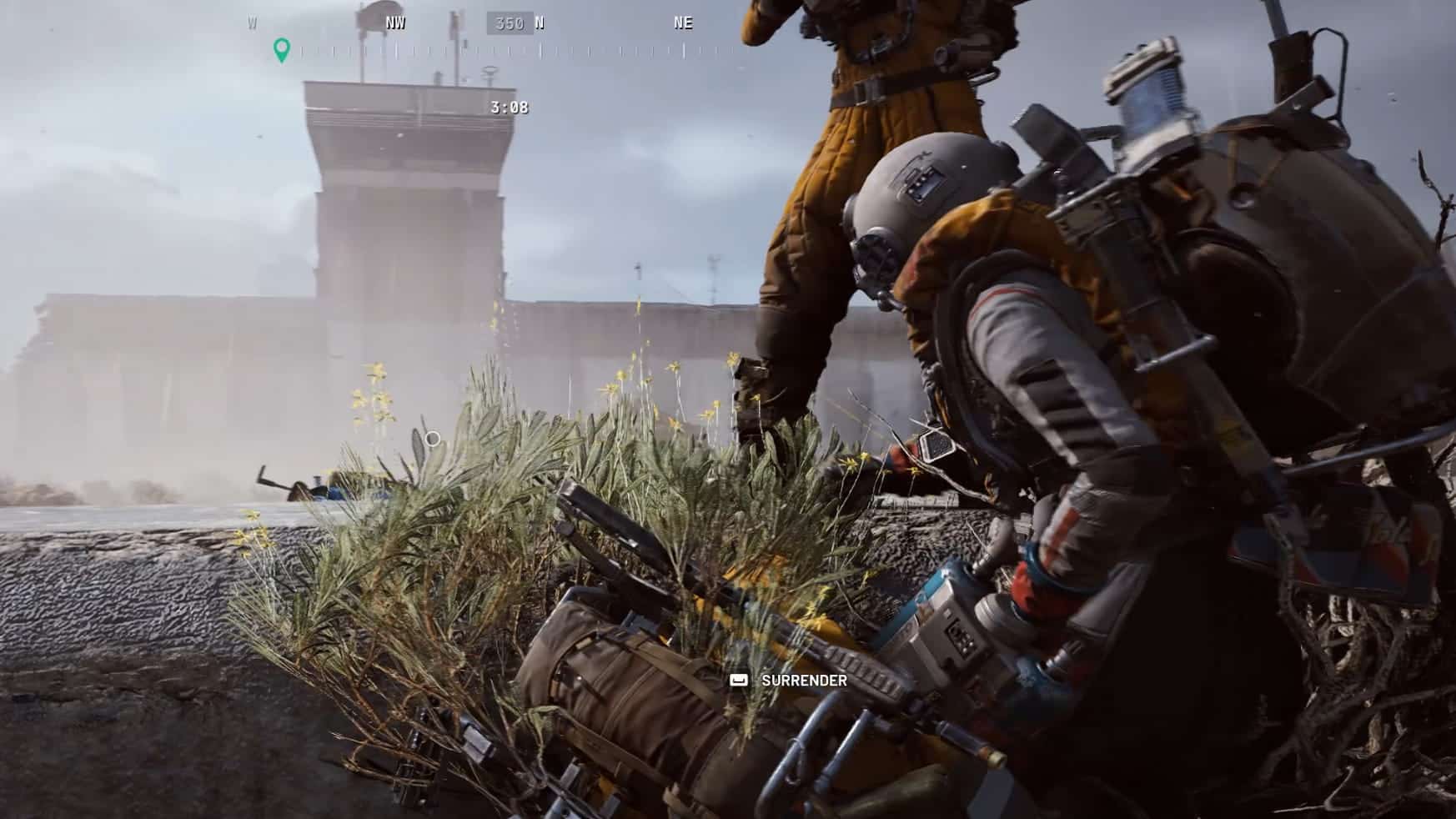 Due soldati futuristici si accovacciano nell'erba alta, uno dei quali indossa un elmo bianco in Arc Raiders