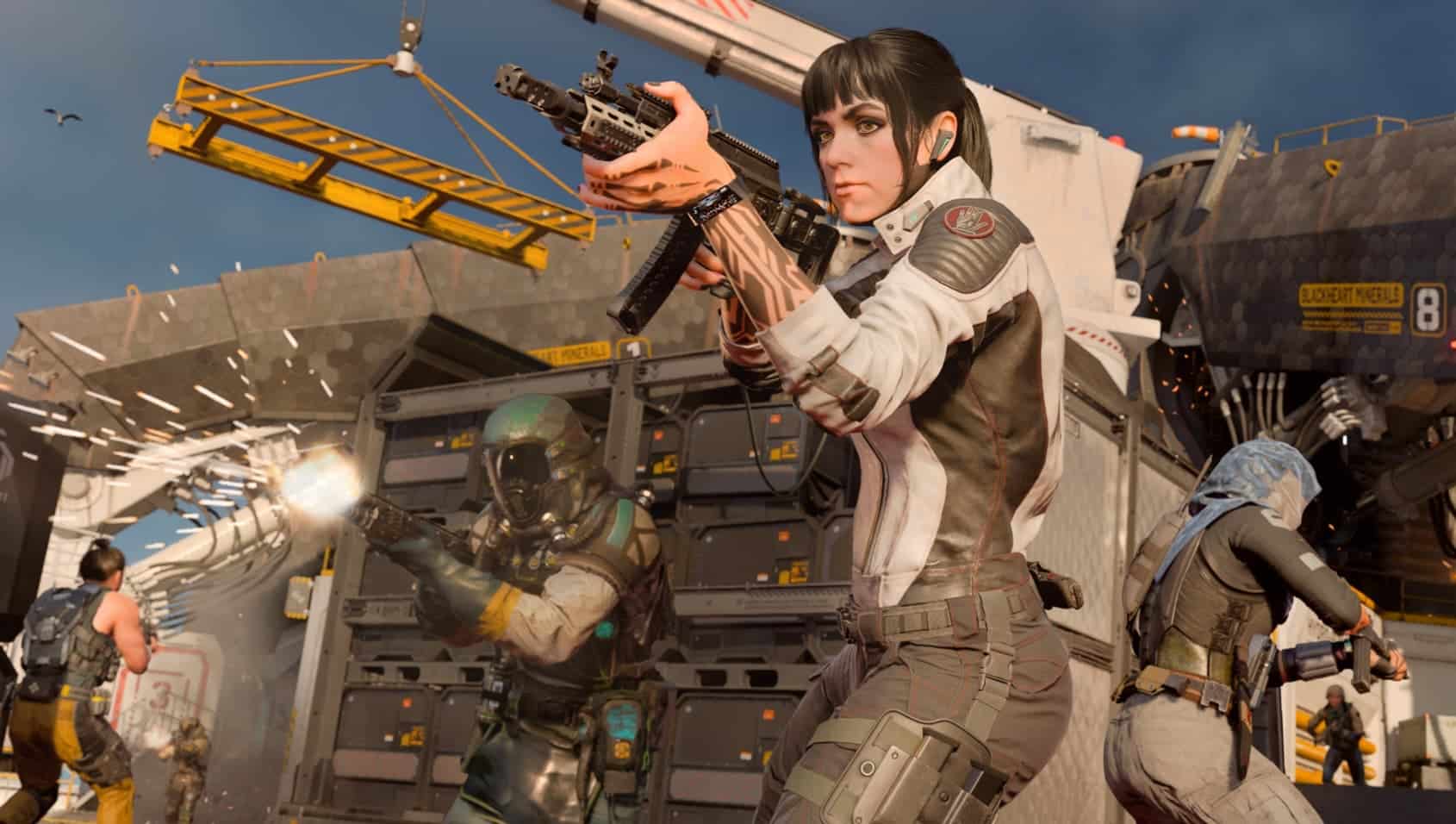 Eine entschlossene Frau in taktischer Ausrüstung zielt mit einem Gewehr; In Black Ops 7 kämpfen Teamkollegen in einer futuristischen Industrieumgebung