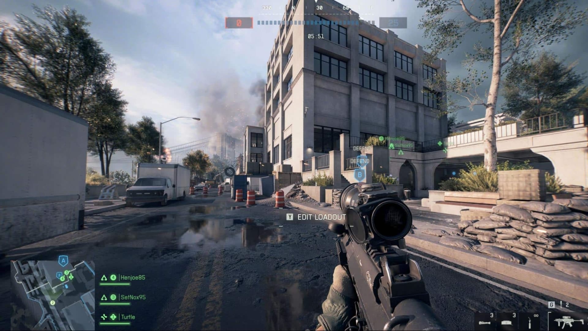 Vista en primera persona de Battlefield 6 de un soldado sosteniendo un rifle, navegando por un entorno urbano con edificios.