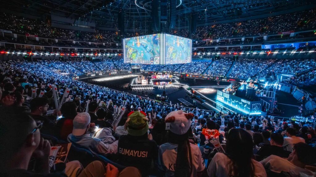 Riesige Menschenmenge verfolgt das Spiel der League of Legends Worlds 2025 auf riesigen Bühnenbildschirmen
