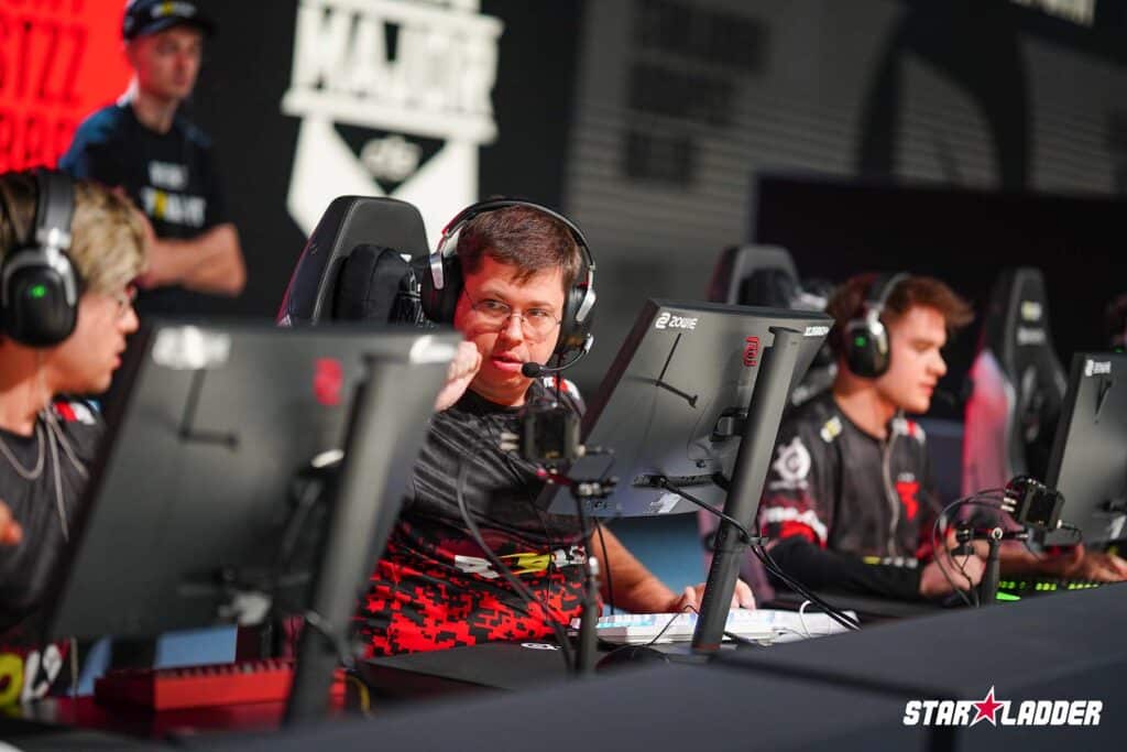 Bild des Counter-Strike-Teams des FaZe-Clans, das beim StarLadder Budapest Major 2025 antritt. Karrigan schlägt einen Teamkollegen mit der Faust