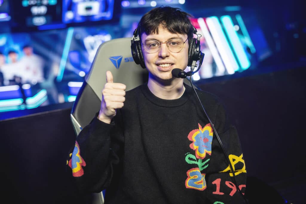 Los Ratones Caedrel smiling with a thumbs up. An esports stage is in the background