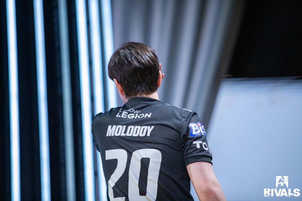 Bild des Counter-Strike-Spielers Molodoy, der zum hinteren Ende einer E-Sport-Bühne geht