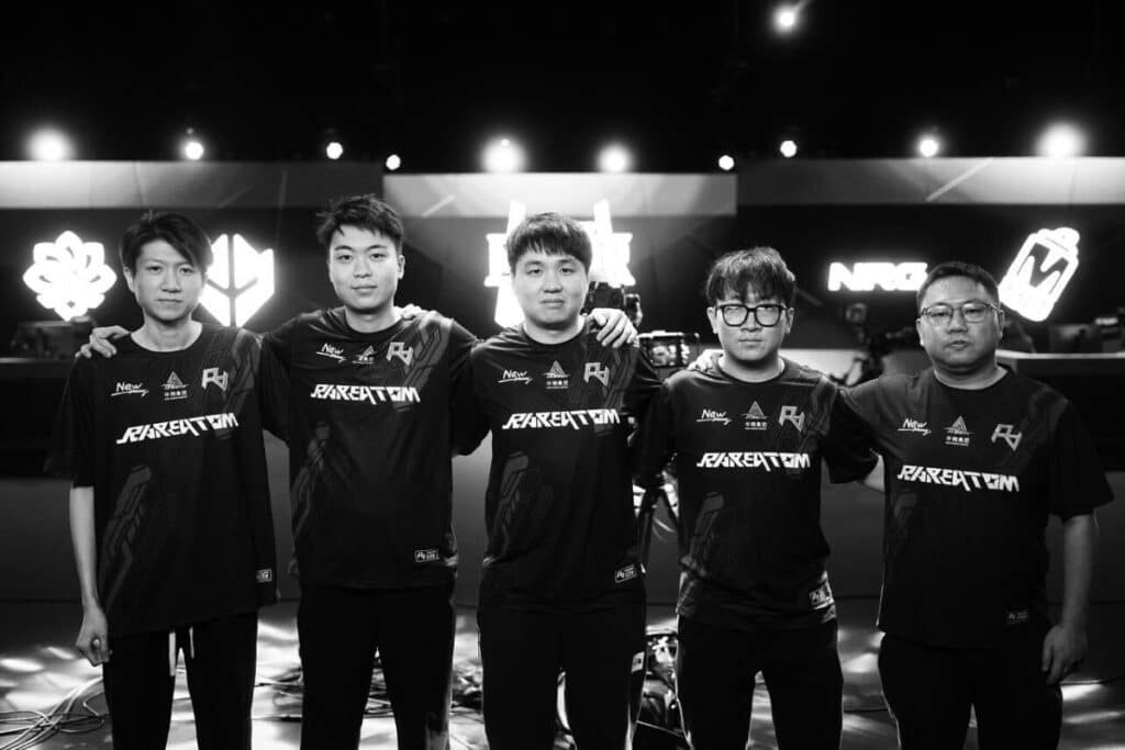 Bild des Rare Atom Counter-Strike-Teams vor der Bühne beim StarLadder Budapest Major 2025. Das Bild hat einen Schwarz-Weiß-Filter.