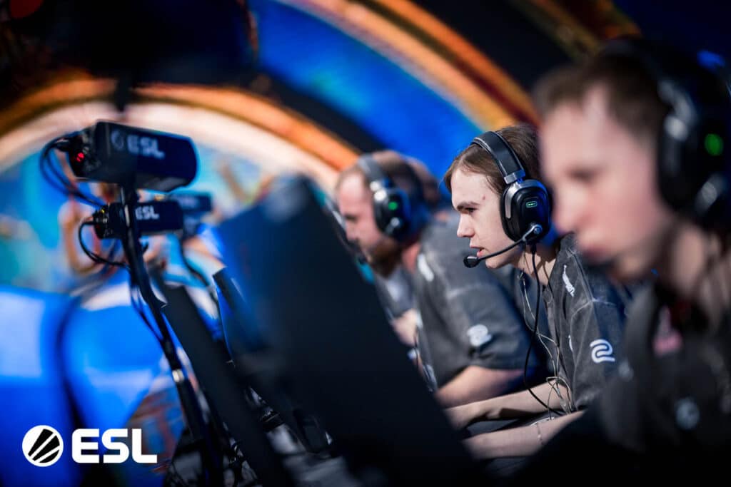 Bild von Team Spirit Counter-Strike im Wettbewerb bei IEM Chengdu 2025. Donk ist in der Bildmitte und trägt ein Headset