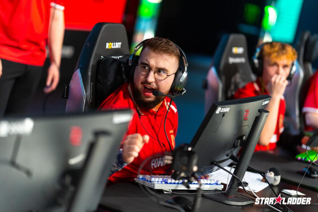 Bild von MOUZ Counter-Strike-Spieler, der beim StarLadder Budapest Major 2025 mit der Faust gegen seinen Teamkollegen stößt und jubelt