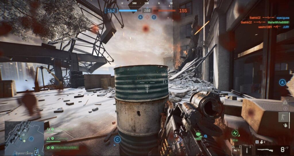 A imagem mostra a jogabilidade do jogo de tiro multijogador Battlefield 4. Isso é confirmado pela interface característica, estilo gráfico e elementos ambientais, bem como pelo nome do mapa, “Summit Center”