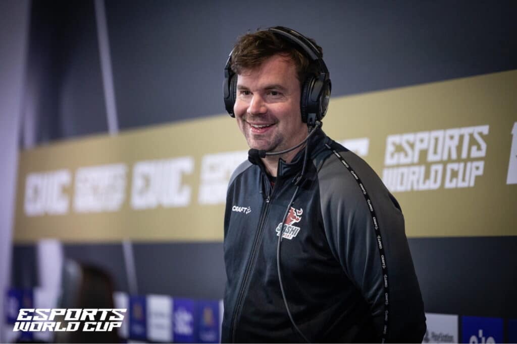 L'uomo nella foto è Nikolaj “HUNDEN” Petersen. È un allenatore professionista danese di Counter-Strike 2 ed è stato in precedenza allenatore e analista per Counter-Strike: Global Offensive.