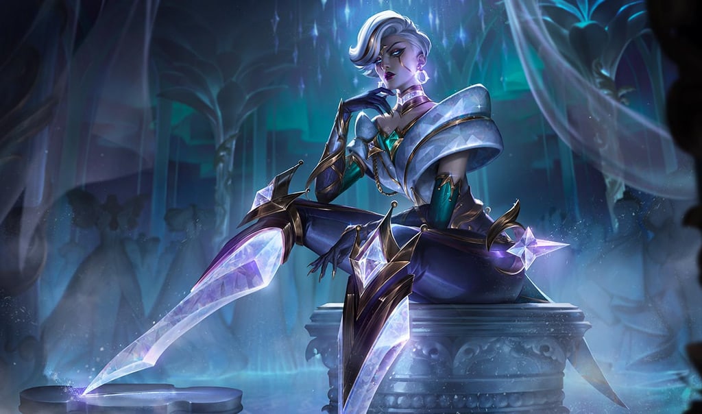 Das Bild zeigt Camille, eine Figur aus dem beliebten MOBA-Computerspiel League of Legends. Konkret ist sie auf diesem Bild in einem Kosmetikartikelset namens „Winterblessed“ dargestellt.