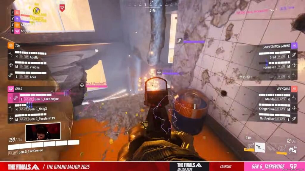 Intensives Indoor-Feuergefecht während eines Cashout-Kampfes im Finale