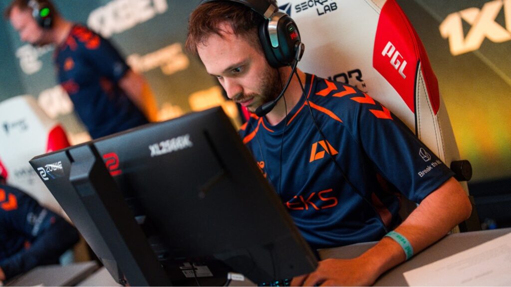 Il giocatore nella foto è il giocatore professionista slovacco di eSport Martin “STYKO” Styk. È raffigurato mentre indossa l'uniforme della sua ex squadra, l'Apeks, durante il torneo PGL CS2 Major Copenhagen 2024.
