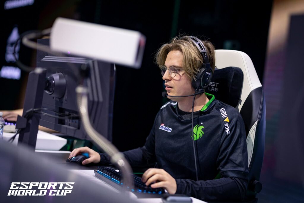 Skifahrer vom Team Falcons