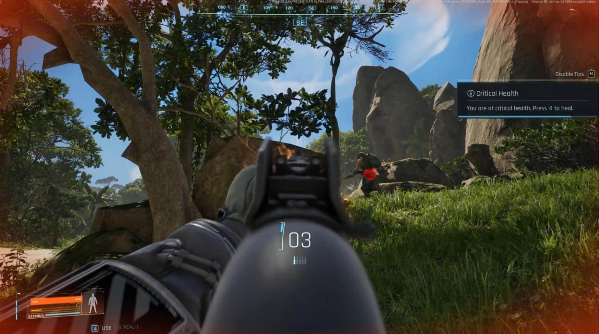 Visualização do jogo PUBG em primeira pessoa mostrando uma arma apontada para um oponente perto de pedras e árvores