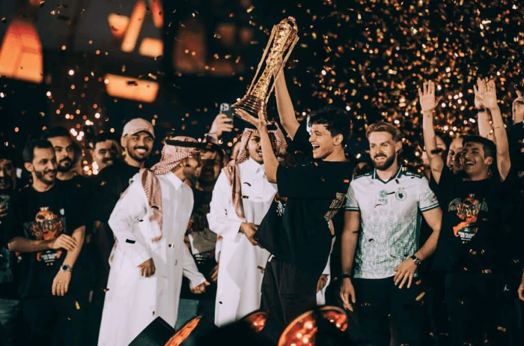 L'immagine cattura il momento in cui il Team Falcons ha celebrato la vittoria alla Coppa del mondo di eSport a Riyadh, in Arabia Saudita.