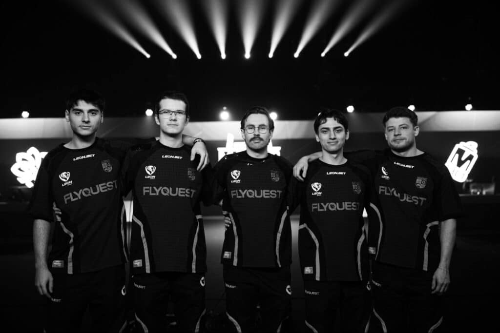 Das FlyQuest CS2-Team posiert während des Budapest Major gemeinsam auf der Bühne