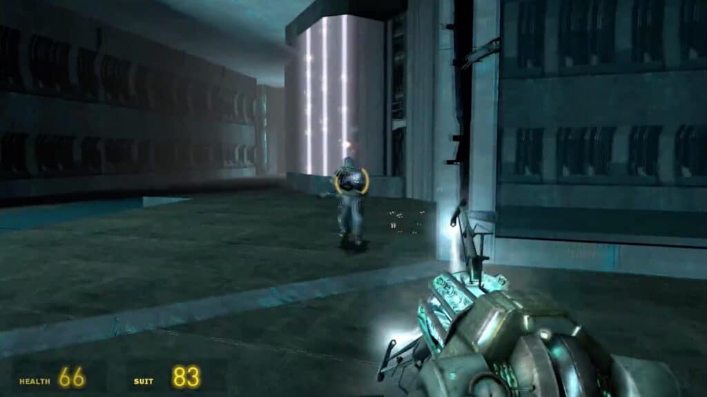 Ein Soldat wird in Half-Life 2 während des Kampfes von der Gravity Gun zurückgezogen