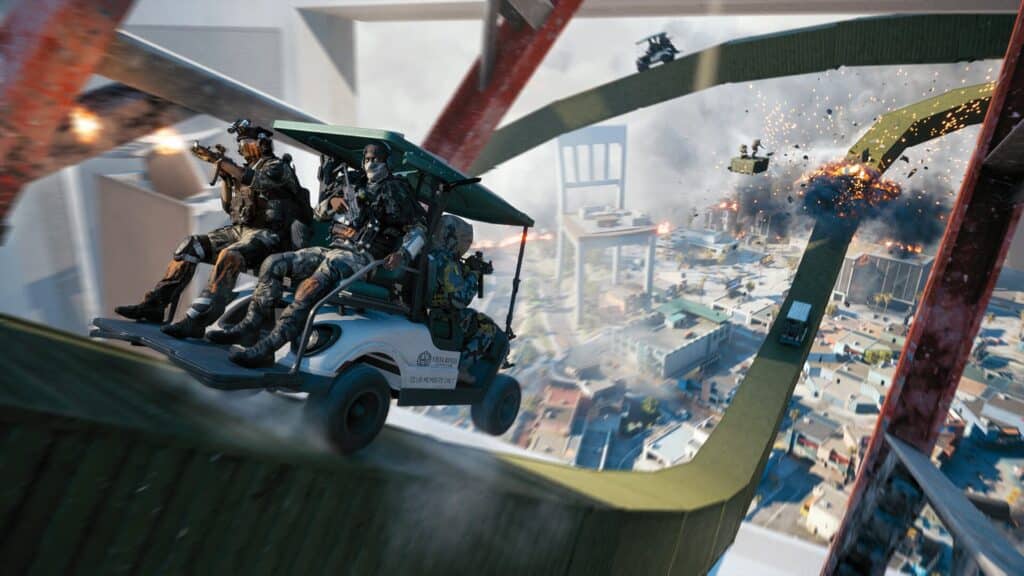 Soldados andam em um carrinho em alta velocidade por uma pista de combate elevada durante um encontro caótico no Battlefield 6