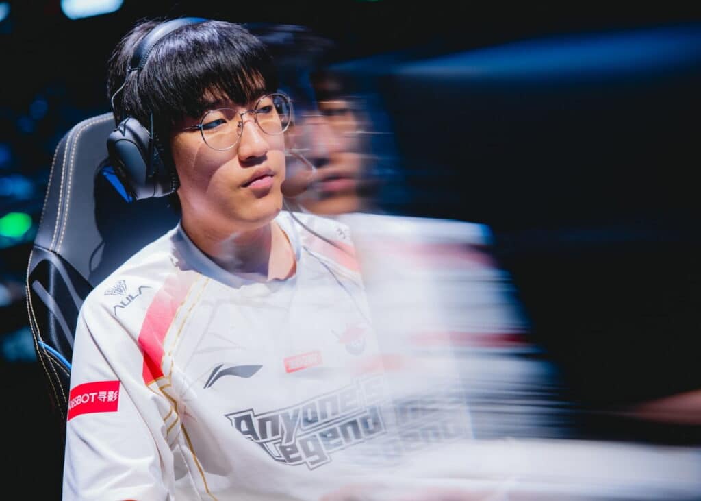 Cui Xiaojun ist ein Mid-Laner aus dem Everyone's Legend-Team 