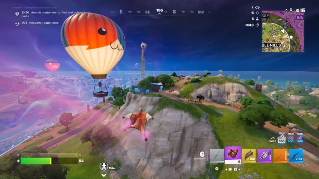 Ein Spieler in Fortnite nutzt einen Wingsuit, um unter schwebenden Ballons auf einen Hügel zu gleiten